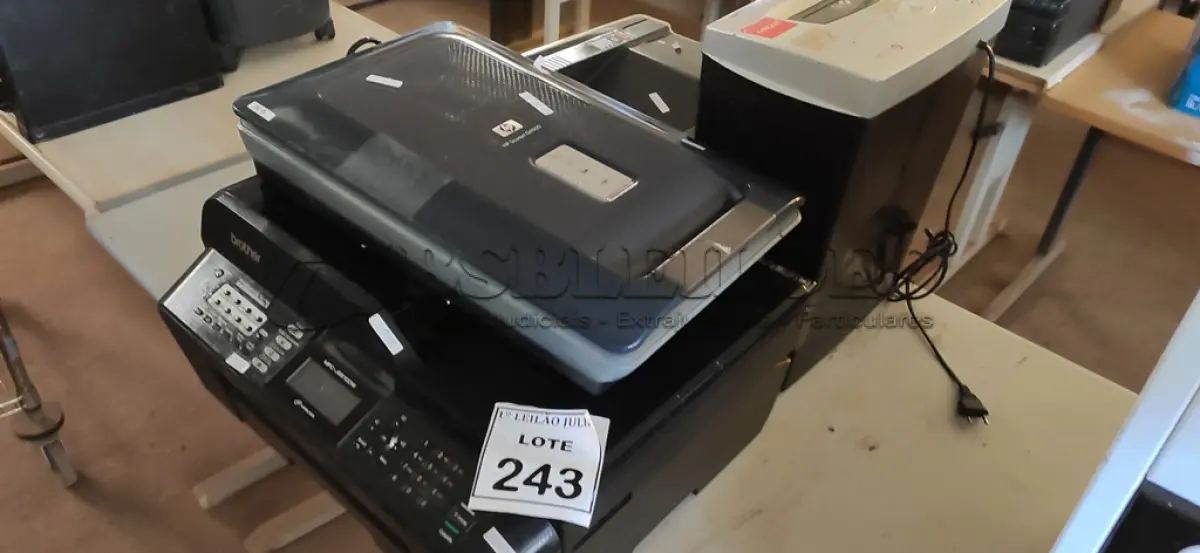 LOTE 243 - 02 IMPRESSORAS, SENDO 01 MULTIFUNCIONAL MARCA BROTHER E 01 HP, 01 FRAGMENTADORA DE PAPEL E 01 SCANNER MARCA HP. (NO ESTADO) ATENÇÃO! FAZER A VISITAÇÃO ANTES DE ARREMATAR, NÃO SABEMOS SE FUNCIONA. LEILÃO NÃO TEM GARANTIA E NEM DEVOLUÇÃO, SUJEITO A POSSÍVEIS AVARIAS VISÍVEIS/OCULTAS E/OU AUSÊNCIA DE COMPONENTES.