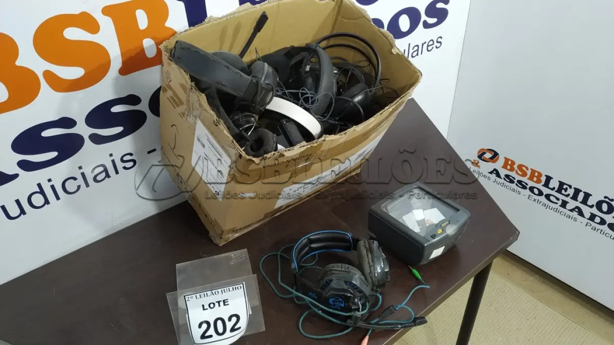 LOTE 202 - 03 LEITORAS DE CODIGOS DE BARRA E VÁRIOS FONES DE OUVIDO. (NO ESTADO) ATENÇÃO! FAZER A VISITAÇÃO ANTES DE ARREMATAR, NÃO SABEMOS SE FUNCIONA, LEILÃO NÃO TEM GARANTIA E NEM DEVOLUÇÃO, SUJEITO A POSSÍVEIS AVARIAS VISÍVEIS/OCULTAS E/OU AUSÊNCIA DE COMPONENTES.