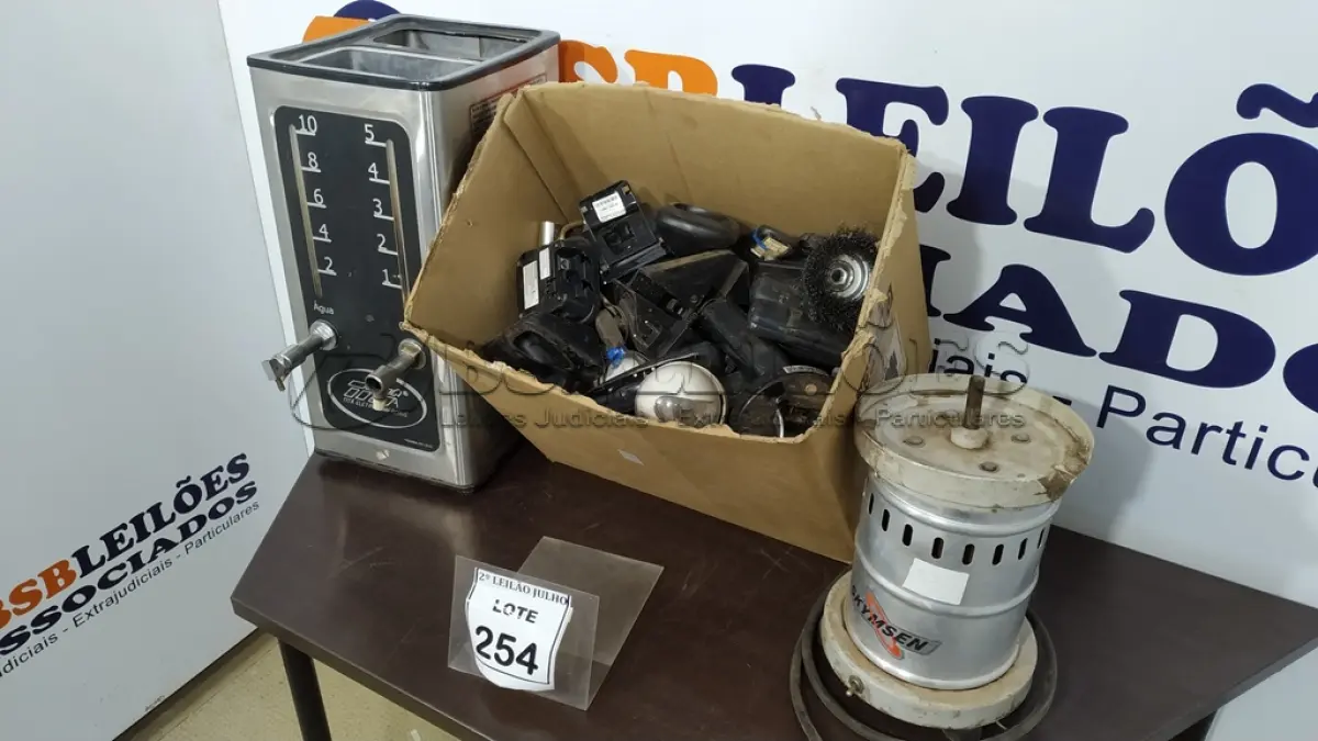LOTE 254 - 01 MOTOR DE LIQUIDIFICADOR INDUSTRIAL, 01 CAFETEIRA INDUSTRIAL E PERIFÉRICOS DIVERSOS. (NO ESTADO) ATENÇÃO! FAZER A VISITAÇÃO ANTES DE ARREMATAR, NÃO SABEMOS SE FUNCIONA. LEILÃO NÃO TEM GARANTIA E NEM DEVOLUÇÃO, SUJEITO A POSSÍVEIS AVARIAS VISÍVEIS/OCULTAS E/OU AUSÊNCIA DE COMPONENTES.