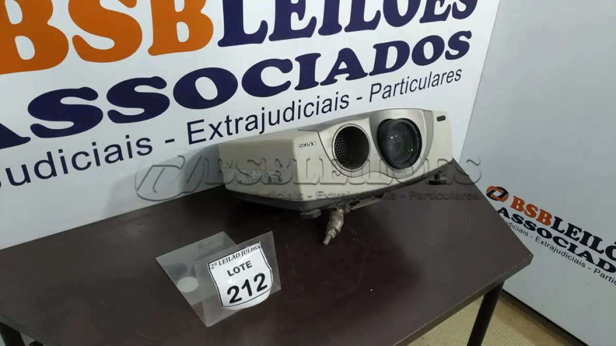 LOTE 212 - 01 PROJETOR VPL-VW10HT MARCA SONY. (NO ESTADO) ATENÇÃO! FAZER A VISITAÇÃO ANTES DE ARREMATAR, NÃO SABEMOS SE FUNCIONA. LEILÃO NÃO TEM GARANTIA E NEM DEVOLUÇÃO, SUJEITO A POSSÍVEIS AVARIAS VISÍVEIS/OCULTAS E/OU AUSÊNCIA DE COMPONENTES.