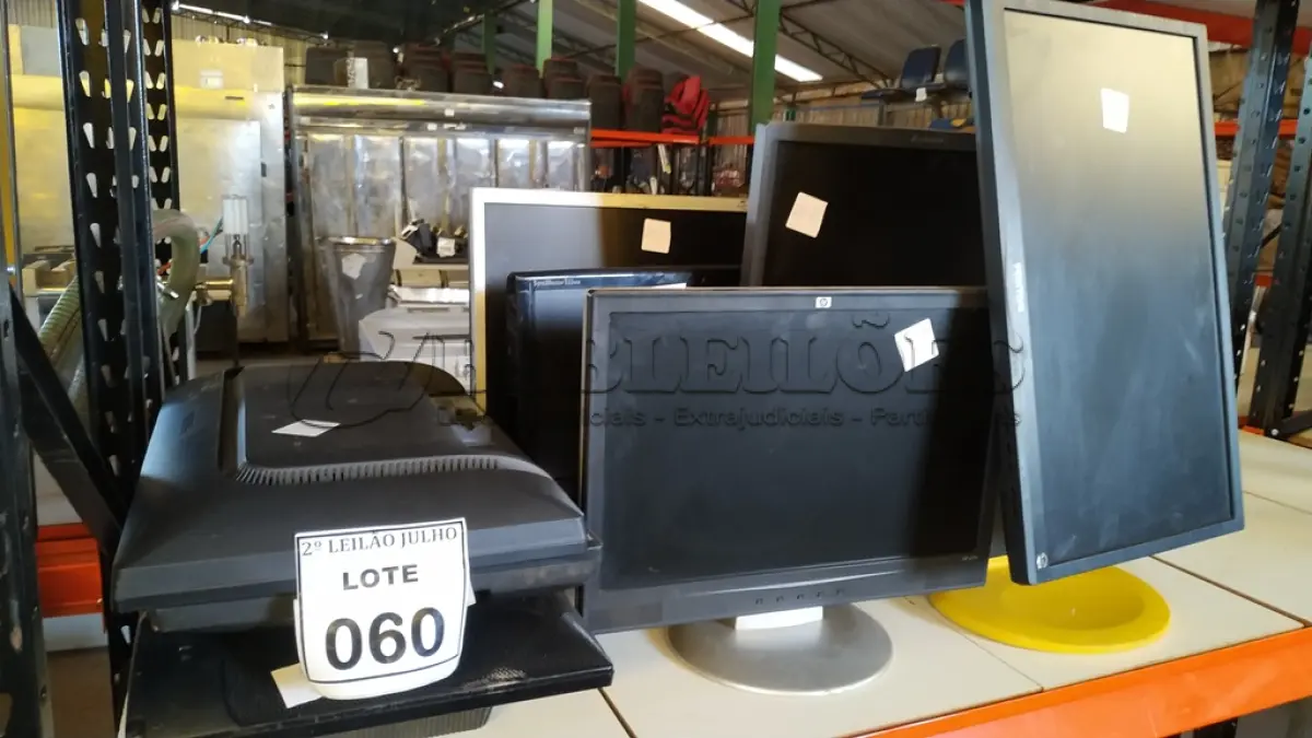 LOTE 060 - 09 MONITORES LCD DE MARCAS E MODELOS DIVERSOS. (NO ESTADO) ATENÇÃO! FAZER A VISITAÇÃO ANTES DE ARREMATAR, NÃO SABEMOS SE FUNCIONA. LEILÃO NÃO TEM GARANTIA E NEM DEVOLUÇÃO, SUJEITO A POSSÍVEIS AVARIAS VISÍVEIS/OCULTAS E/OU AUSÊNCIA DE COMPONENTES.