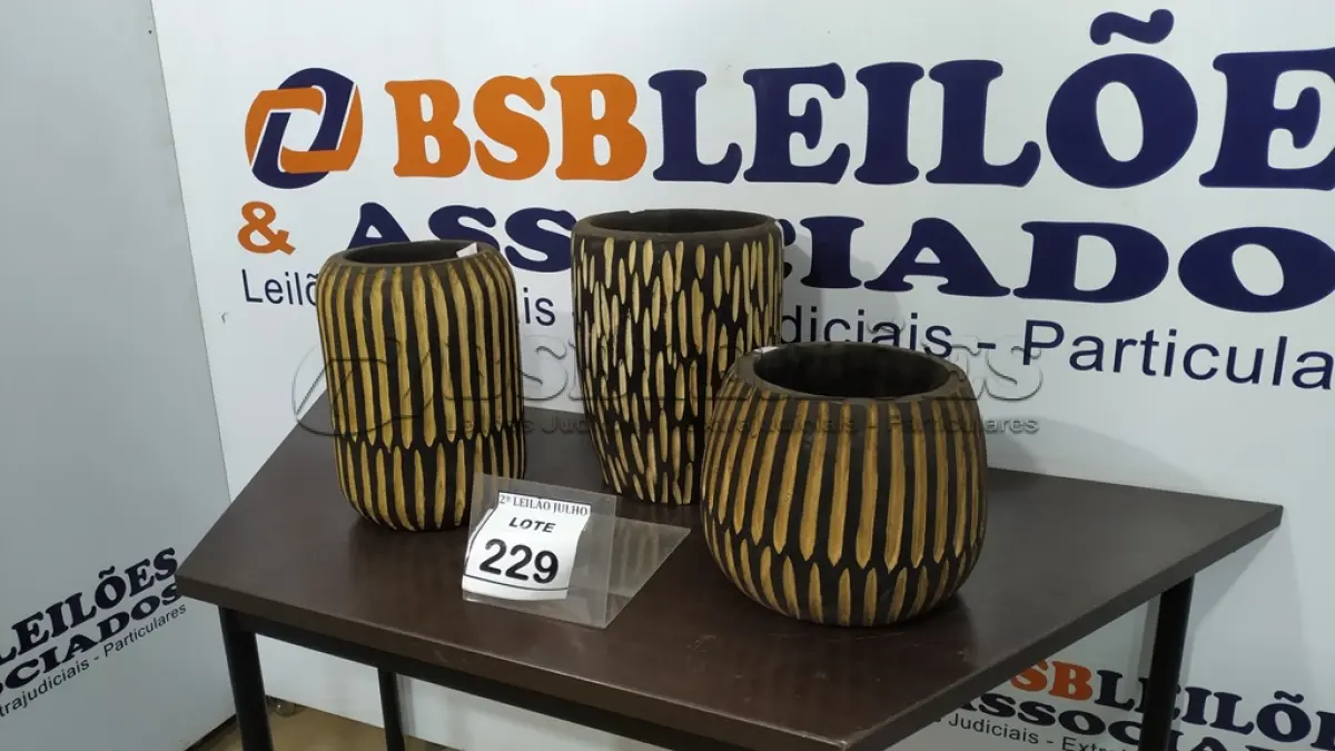 LOTE 229 - 03 VASOS DE MADEIRA ENTALHADA DECORATIVO DE TAMANHOS E FORMATOS VARIADOS. (NO ESTADO) ATENÇÃO! FAZER A VISITAÇÃO ANTES DE ARREMATAR, NÃO SABEMOS SE FUNCIONA. LEILÃO NÃO TEM GARANTIA E NEM DEVOLUÇÃO, SUJEITO A POSSÍVEIS AVARIAS VISÍVEIS/OCULTAS E/OU AUSÊNCIA DE COMPONENTES.