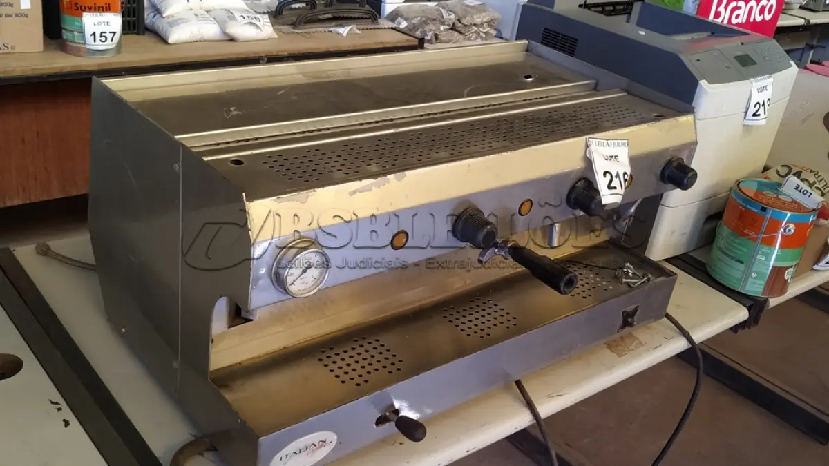 LOTE 216 - 01 MÁQUINA DE CAFÉ EXPRESSO INDUSTRIAL. (NO ESTADO) ATENÇÃO! FAZER A VISITAÇÃO ANTES DE ARREMATAR, NÃO SABEMOS SE FUNCIONA. LEILÃO NÃO TEM GARANTIA E NEM DEVOLUÇÃO, SUJEITO A POSSÍVEIS AVARIAS VISÍVEIS/OCULTAS E/OU AUSÊNCIA DE COMPONENTES.
