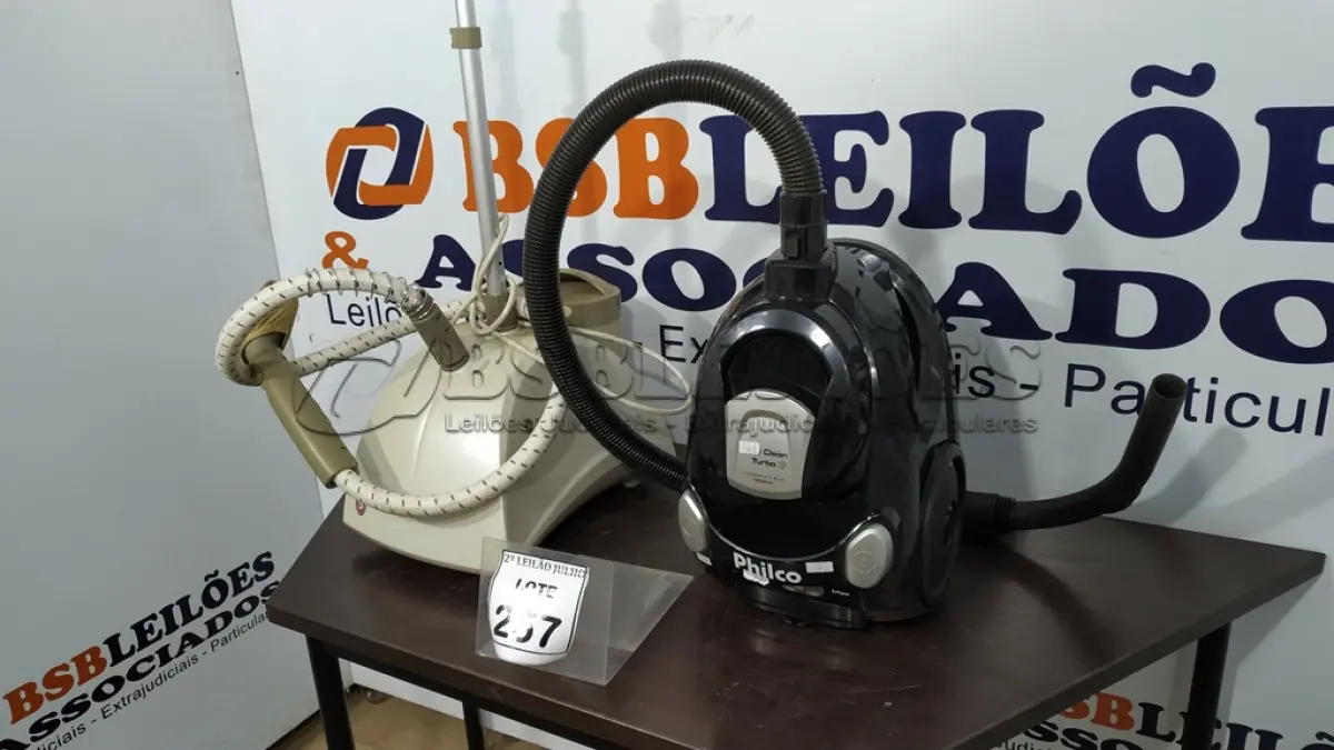LOTE 257 - 01 ASPIRADOR DE PÓ MARCA PHILCO E 01 VAPORIZADOR DE ROUPAS. (NO ESTADO) ATENÇÃO! FAZER A VISITAÇÃO ANTES DE ARREMATAR, NÃO SABEMOS SE FUNCIONA, LEILÃO NÃO TEM GARANTIA E NEM DEVOLUÇÃO, SUJEITO A POSSÍVEIS AVARIAS VISÍVEIS/OCULTAS E/OU AUSÊNCIA DE COMPONENTES.