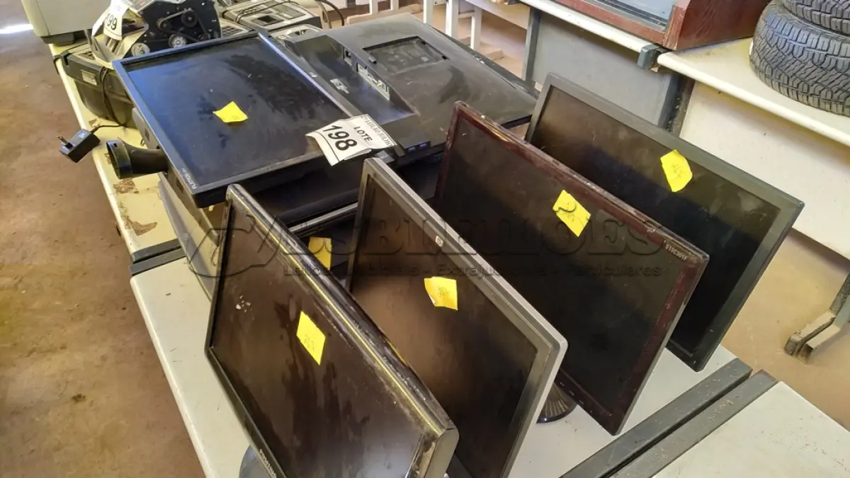 LOTE 198 - 15 MONITORES DE MARCAS E MODELOS DIVERSOS. (NO ESTADO) ATENÇÃO! FAZER A VISITAÇÃO ANTES DE ARREMATAR, NÃO SABEMOS SE FUNCIONA, LEILÃO NÃO TEM GARANTIA E NEM DEVOLUÇÃO, SUJEITO A POSSÍVEIS AVARIAS VISÍVEIS/OCULTAS E/OU AUSÊNCIA DE COMPONENTES.