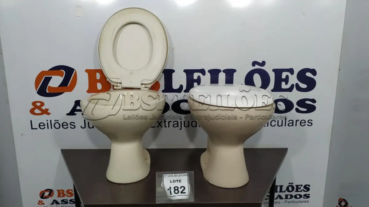 LOTE 182 - 02 VASOS SANITÁRIOS COM ASSENTOS. (NO ESTADO) ATENÇÃO! FAZER A VISITAÇÃO ANTES DE ARREMATAR, NÃO SABEMOS SE FUNCIONA. LEILÃO NÃO TEM GARANTIA E NEM DEVOLUÇÃO, SUJEITO A POSSÍVEIS AVARIAS VISÍVEIS/OCULTAS E/OU AUSÊNCIA DE COMPONENTES.