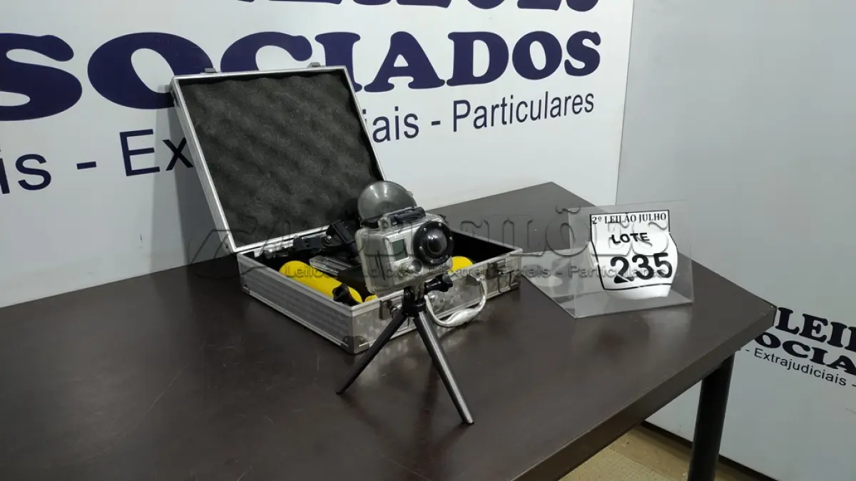 LOTE 235 - 01 GOPRO COM ACESSÓRIOS E CASE. (NO ESTADO) ATENÇÃO! FAZER A VISITAÇÃO ANTES DE ARREMATAR, NÃO SABEMOS SE FUNCIONA. LEILÃO NÃO TEM GARANTIA E NEM DEVOLUÇÃO, SUJEITO A POSSÍVEIS AVARIAS VISÍVEIS/OCULTAS E/OU AUSÊNCIA DE COMPONENTES.