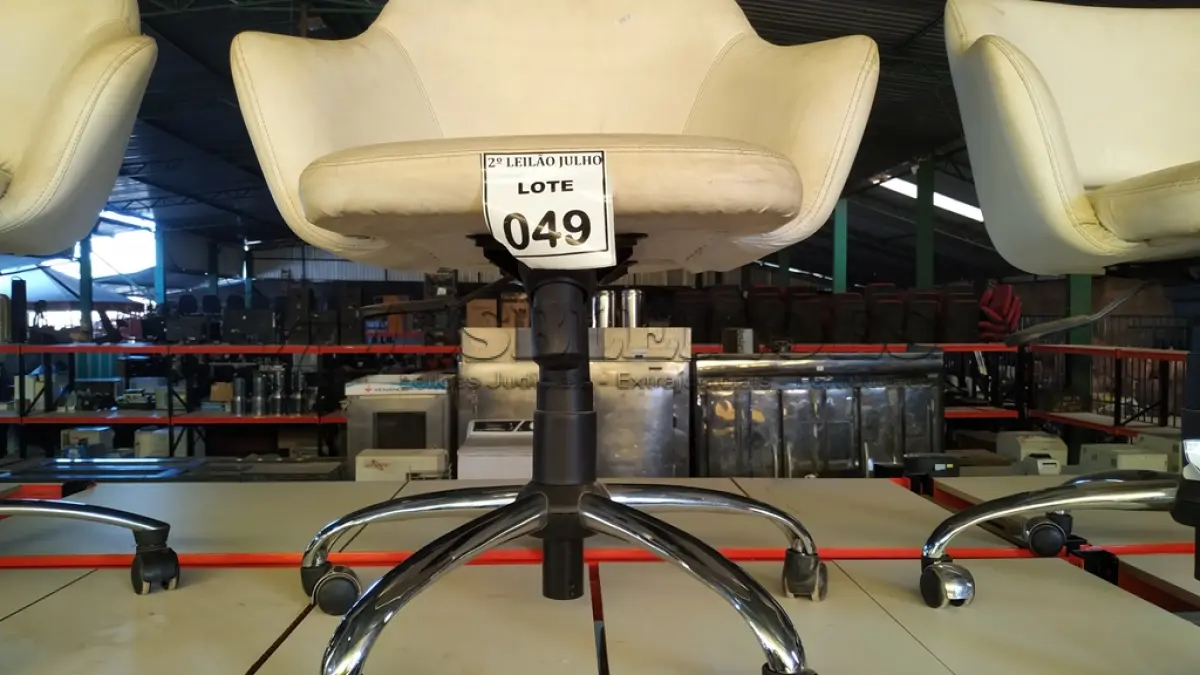 LOTE 049 - 01 POLTRONA GIRATÓRIA COM RODINHAS BASE CROMADA NA COR BRANCA. (NO ESTADO) ATENÇÃO! FAZER A VISITAÇÃO ANTES DE ARREMATAR, NÃO SABEMOS SE FUNCIONA, LEILÃO NÃO TEM GARANTIA E NEM DEVOLUÇÃO, SUJEITO A POSSÍVEIS AVARIAS VISÍVEIS/OCULTAS E/OU AUSÊNCIA DE COMPONENTES.