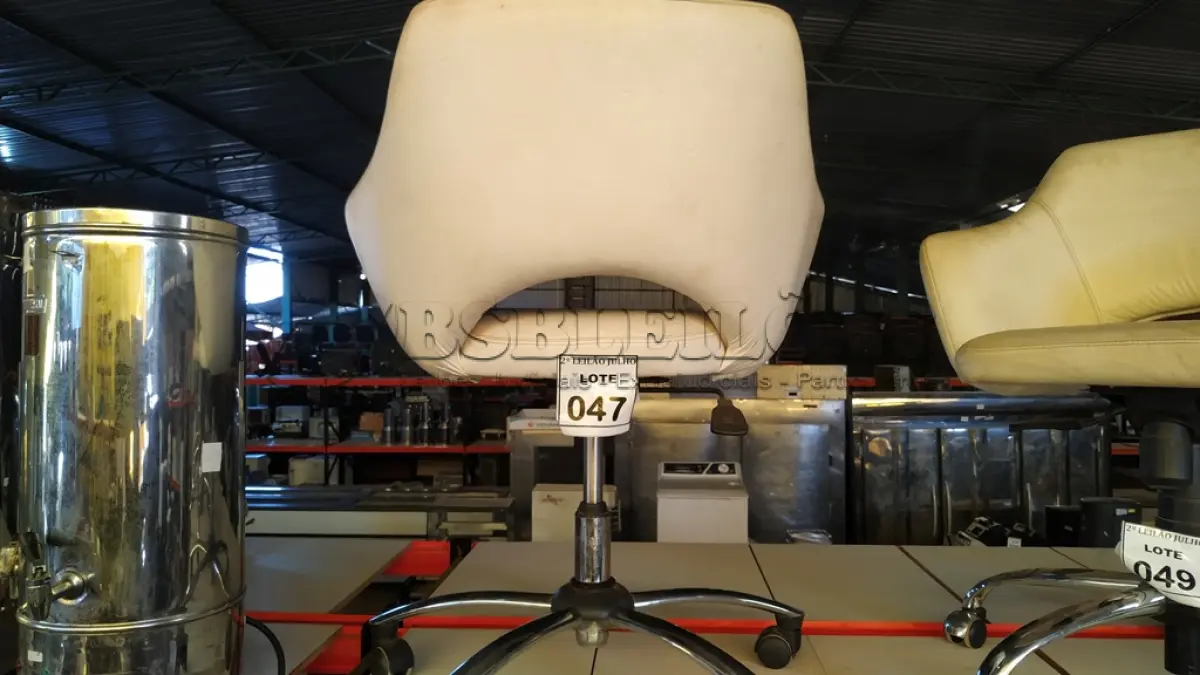 LOTE 047 - 01 POLTRONA GIRATÓRIA COM RODINHAS BASE CROMADA NA COR BRANCA. (NO ESTADO) ATENÇÃO! FAZER A VISITAÇÃO ANTES DE ARREMATAR, NÃO SABEMOS SE FUNCIONA, LEILÃO NÃO TEM GARANTIA E NEM DEVOLUÇÃO, SUJEITO A POSSÍVEIS AVARIAS VISÍVEIS/OCULTAS E/OU AUSÊNCIA DE COMPONENTES.