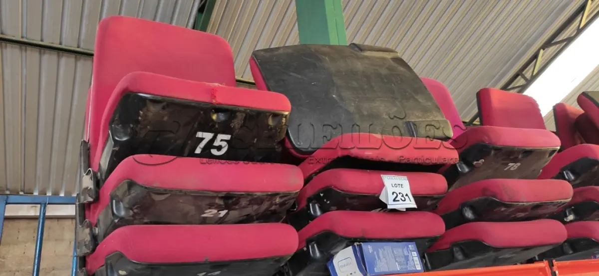 LOTE 231 - 10 POLTRONAS DE AUDITÓRIO NA COR VERMELHA. (NO ESTADO) ATENÇÃO! FAZER A VISITAÇÃO ANTES DE ARREMATAR, NÃO SABEMOS SE FUNCIONA. LEILÃO NÃO TEM GARANTIA E NEM DEVOLUÇÃO, SUJEITO A POSSÍVEIS AVARIAS VISÍVEIS/OCULTAS E/OU AUSÊNCIA DE COMPONENTES.