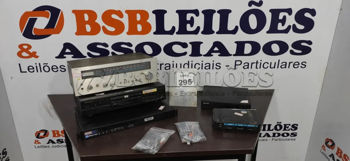 LOTE 295 - 02 RECEPTORES DE TV COM CONTROLE, 01 RECEIVER SR-130 MARCA CCE, 01 APARELHO DE DVD DV-344 MARCA PIONEER E 01 CONTROLADOR SAN 6500N MARCA ATTO. (NO ESTADO) ATENÇÃO! FAZER A VISITAÇÃO ANTES DE ARREMATAR, NÃO SABEMOS SE FUNCIONA. LEILÃO NÃO TEM GARANTIA E NEM DEVOLUÇÃO, SUJEITO A POSSÍVEIS AVARIAS VISÍVEIS/OCULTAS E/OU AUSÊNCIA DE COMPONENTES.