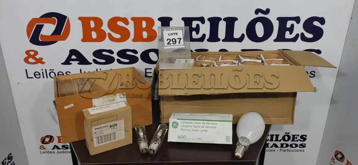 LOTE 297 - 10 LÂMPADAS VAPOR DE MERCÚRIO 400W E VÁRIAS LÂMPADAS FLUORESCENTE COMPACTA 26W. (NO ESTADO) ATENÇÃO! FAZER A VISITAÇÃO ANTES DE ARREMATAR, NÃO SABEMOS SE FUNCIONA. LEILÃO NÃO TEM GARANTIA E NEM DEVOLUÇÃO, SUJEITO A POSSÍVEIS AVARIAS VISÍVEIS/OCULTAS E/OU AUSÊNCIA DE COMPONENTES.