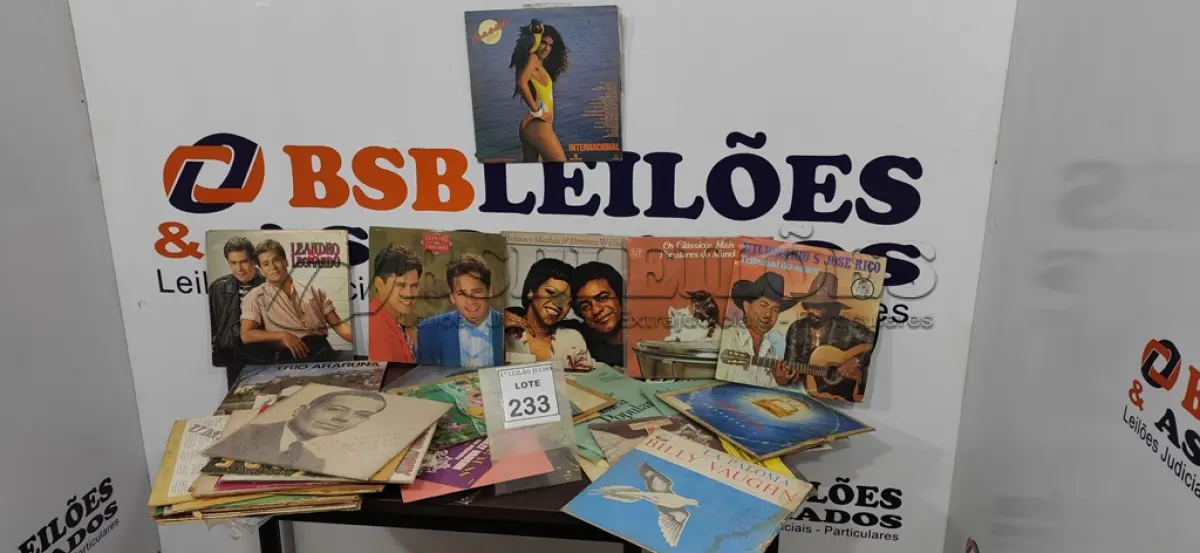 LOTE 233 - 01 LOTE COM VÁRIOS DISCOS DE VINIL. (NO ESTADO) ATENÇÃO! FAZER A VISITAÇÃO ANTES DE ARREMATAR, NÃO SABEMOS SE FUNCIONA. LEILÃO NÃO TEM GARANTIA E NEM DEVOLUÇÃO, SUJEITO A POSSÍVEIS AVARIAS VISÍVEIS/OCULTAS E/OU AUSÊNCIA DE COMPONENTES.