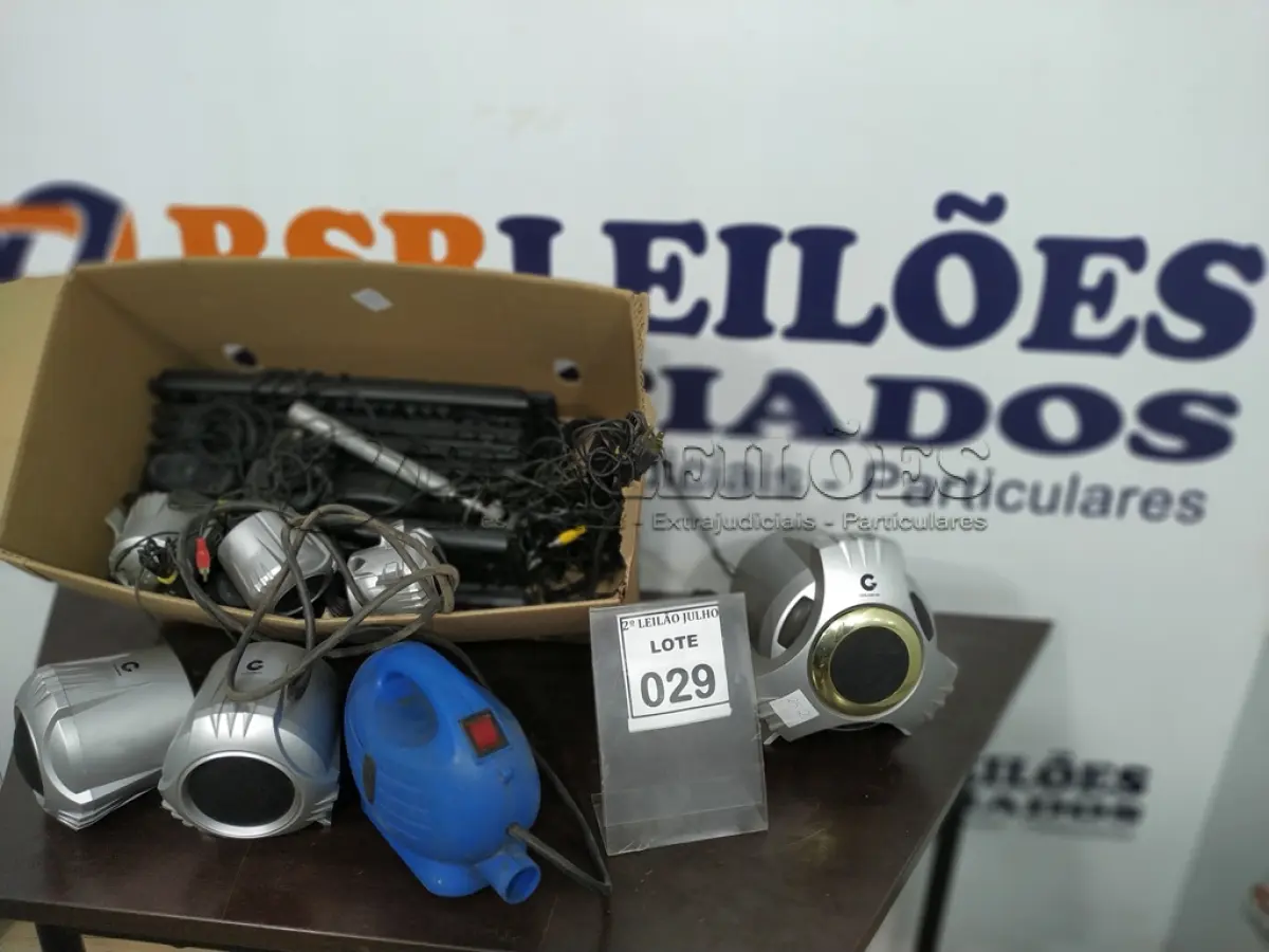 LOTE 029 - 01 PULVERIZADOR, 06 CAIXAS DE SOM E VÁRIOS HEADPHONES E TECLADOS PARA PC. (NO ESTADO) ATENÇÃO! FAZER A VISITAÇÃO ANTES DE ARREMATAR, NÃO SABEMOS SE FUNCIONA. LEILÃO NÃO TEM GARANTIA E NEM DEVOLUÇÃO, SUJEITO A POSSÍVEIS AVARIAS VISÍVEIS/OCULTAS E/OU AUSÊNCIA DE COMPONENTES.