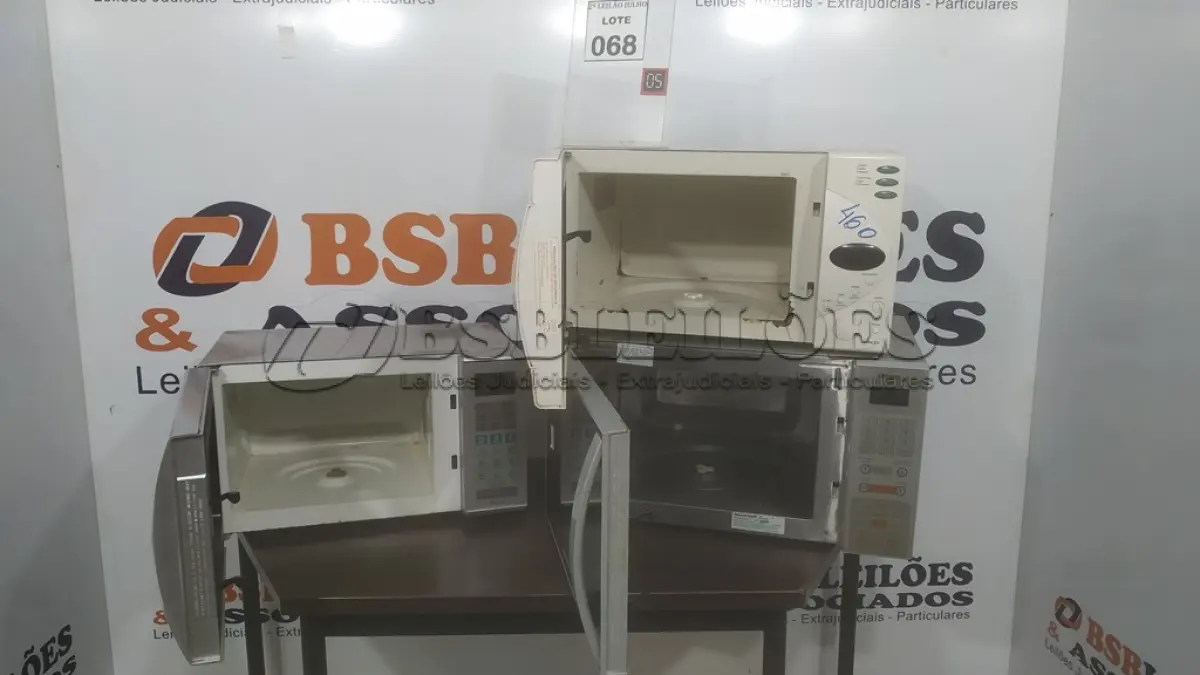 LOTE 068 - 03 MICRO-ONDAS DE MARCAS E MODELOS DIVERSOS. (NO ESTADO) ATENÇÃO! FAZER A VISITAÇÃO ANTES DE ARREMATAR, NÃO SABEMOS SE FUNCIONA. LEILÃO NÃO TEM GARANTIA E NEM DEVOLUÇÃO, SUJEITO A POSSÍVEIS AVARIAS VISÍVEIS/OCULTAS E/OU AUSÊNCIA DE COMPONENTES.