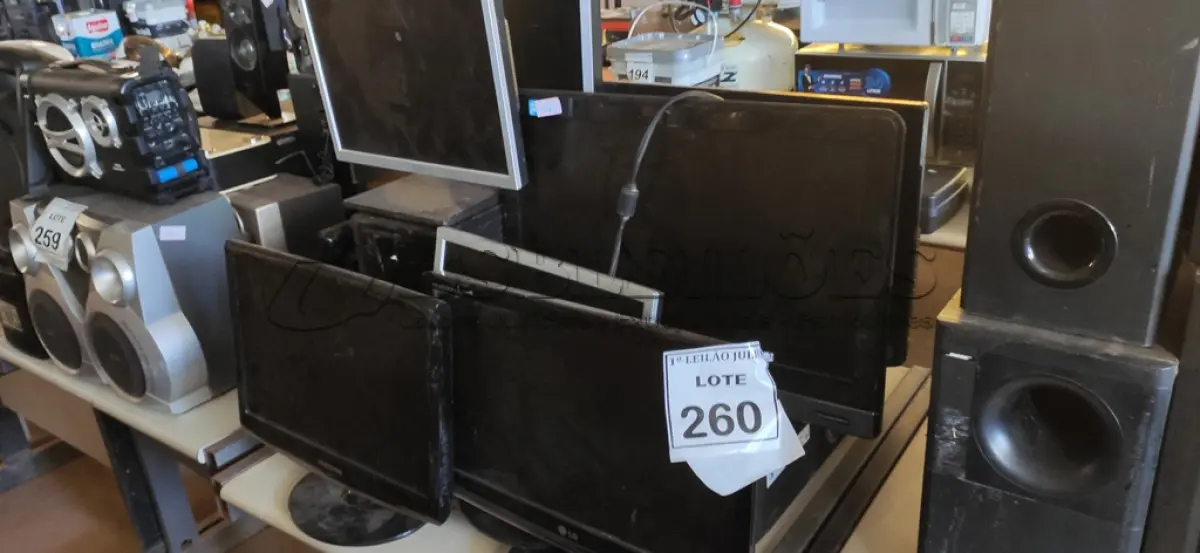 LOTE 260 - 10 MONITORES LCD MARCAS E MODELOS DIVERSOS E 02 CPU. (NO ESTADO) ATENÇÃO! FAZER A VISITAÇÃO ANTES DE ARREMATAR, NÃO SABEMOS SE FUNCIONA. LEILÃO NÃO TEM GARANTIA E NEM DEVOLUÇÃO, SUJEITO A POSSÍVEIS AVARIAS VISÍVEIS/OCULTAS E/OU AUSÊNCIA DE COMPONENTES.