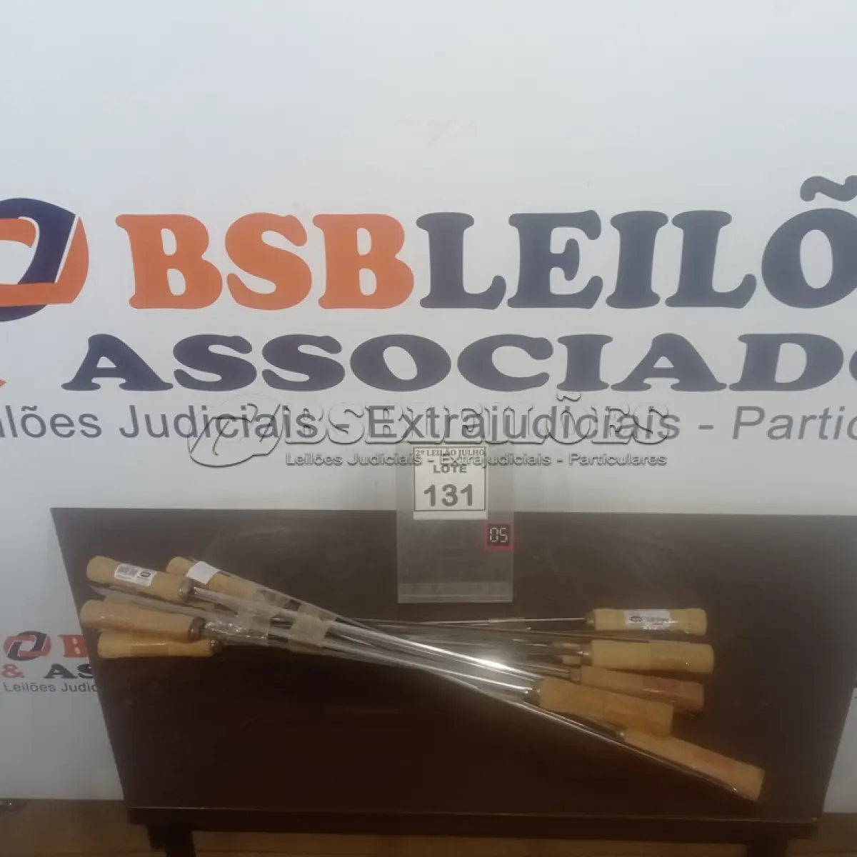 LOTE 131 - 01 LOTE COM VÁRIOS ESPETOS DE AÇO SIMPLES 75CM. (NO ESTADO) ATENÇÃO! FAZER A VISITAÇÃO ANTES DE ARREMATAR, NÃO SABEMOS SE FUNCIONA. LEILÃO NÃO TEM GARANTIA E NEM DEVOLUÇÃO, SUJEITO A POSSÍVEIS AVARIAS VISÍVEIS/OCULTAS E/OU AUSÊNCIA DE COMPONENTES.