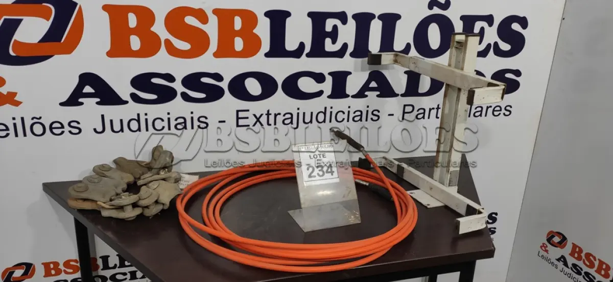 LOTE 234 - 01 CABO DE COMANDO, 10 MANILHAS/SAPATILHAS PARA CABO E 01 SUPORTE PARA MICRO-ONDAS. (NO ESTADO) ATENÇÃO! FAZER A VISITAÇÃO ANTES DE ARREMATAR, NÃO SABEMOS SE FUNCIONA. LEILÃO NÃO TEM GARANTIA E NEM DEVOLUÇÃO, SUJEITO A POSSÍVEIS AVARIAS VISÍVEIS/OCULTAS E/OU AUSÊNCIA DE COMPONENTES.