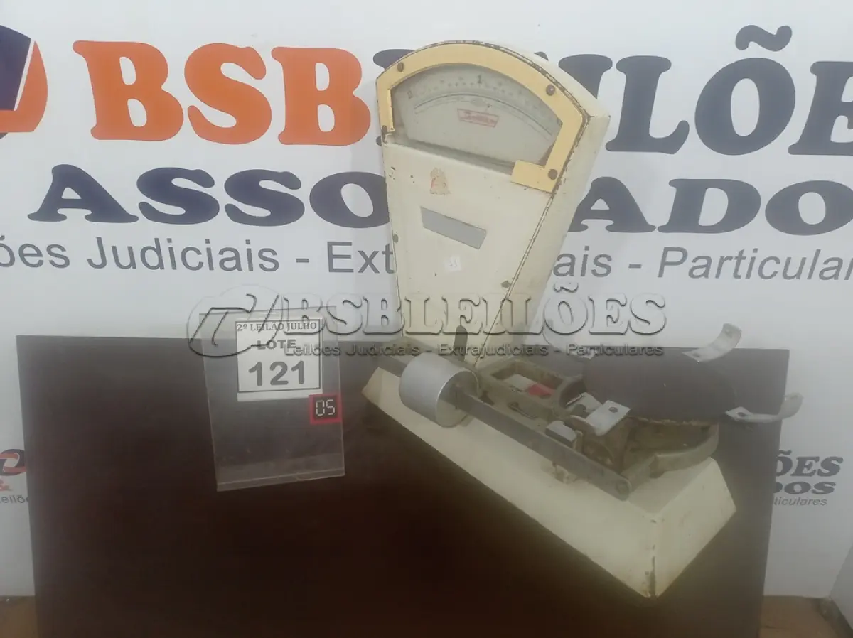 LOTE 121 - 01 BALANÇA ANTIGA. (NO ESTADO) ATENÇÃO! FAZER A VISITAÇÃO ANTES DE ARREMATAR, NÃO SABEMOS SE FUNCIONA. LEILÃO NÃO TEM GARANTIA E NEM DEVOLUÇÃO, SUJEITO A POSSÍVEIS AVARIAS VISÍVEIS/OCULTAS E/OU AUSÊNCIA DE COMPONENTES.