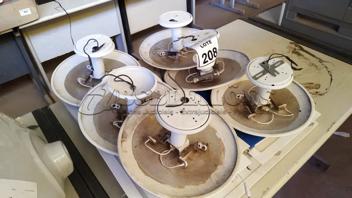 LOTE 208 - 01 LOTE COM VÁRIAS LUMINÁRIAS DE EMBUTIR MODELOS DIVERSOS. (NO ESTADO) ATENÇÃO! FAZER A VISITAÇÃO ANTES DE ARREMATAR, NÃO SABEMOS SE FUNCIONA, LEILÃO NÃO TEM GARANTIA E NEM DEVOLUÇÃO, SUJEITO A POSSÍVEIS AVARIAS VISÍVEIS/OCULTAS E/OU AUSÊNCIA DE COMPONENTES.