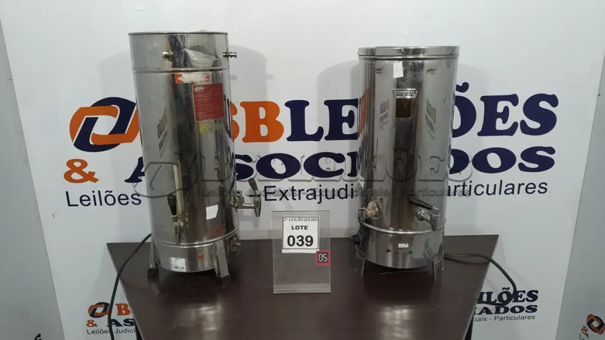 LOTE 039 - 02 CAFETEIRAS ELÉTRICAS EM INOX. (NO ESTADO) ATENÇÃO! FAZER A VISITAÇÃO ANTES DE ARREMATAR, NÃO SABEMOS SE FUNCIONA. LEILÃO NÃO TEM GARANTIA E NEM DEVOLUÇÃO, SUJEITO A POSSÍVEIS AVARIAS VISÍVEIS/OCULTAS E/OU AUSÊNCIA DE COMPONENTES.