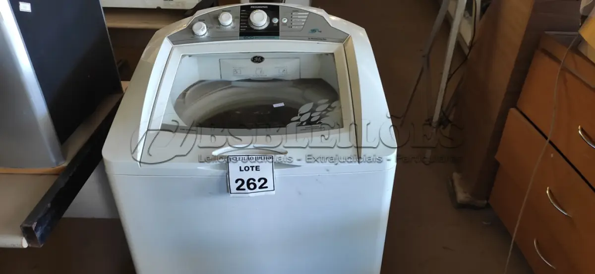 LOTE 262 - 01 MÁQUINA DE LAVAR 15KG MARCA GE. (NO ESTADO) ATENÇÃO! FAZER A VISITAÇÃO ANTES DE ARREMATAR, NÃO SABEMOS SE FUNCIONA. LEILÃO NÃO TEM GARANTIA E NEM DEVOLUÇÃO, SUJEITO A POSSÍVEIS AVARIAS VISÍVEIS/OCULTAS E/OU AUSÊNCIA DE COMPONENTES.