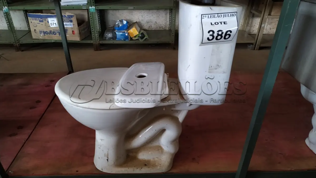 LOTE 386 - 01 VASO SANITÁRIOCOM ASSENTO E CAIXA ACOPLADA. (NO ESTADO) ATENÇÃO! FAZER A VISITAÇÃO ANTES DE ARREMATAR, NÃO SABEMOS SE FUNCIONA. LEILÃO NÃO TEM GARANTIA E NEM DEVOLUÇÃO, SUJEITO A POSSÍVEIS AVARIAS VISÍVEIS/OCULTAS E/OU AUSÊNCIA DE COMPONENTES.