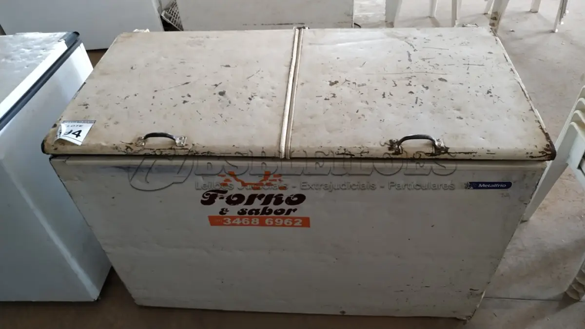 LOTE 394 - 01 FREEZER HORIZONTAL DUAS TAMPAS. (NO ESTADO) ATENÇÃO! FAZER A VISITAÇÃO ANTES DE ARREMATAR, NÃO SABEMOS SE FUNCIONA. LEILÃO NÃO TEM GARANTIA E NEM DEVOLUÇÃO, SUJEITO A POSSÍVEIS AVARIAS VISÍVEIS/OCULTAS E/OU AUSÊNCIA DE COMPONENTES.