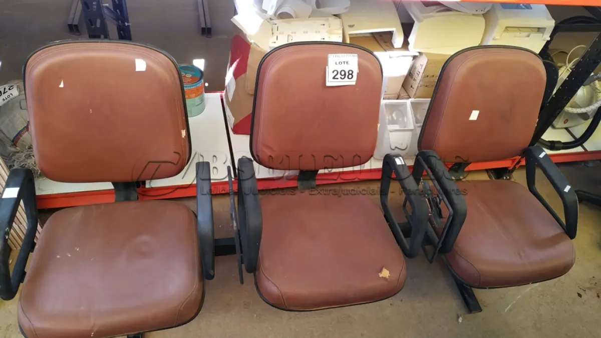 LOTE 298 - 01 LONGARINA COM 03 LUGARES. (NO ESTADO) ATENÇÃO! FAZER A VISITAÇÃO ANTES DE ARREMATAR, NÃO SABEMOS SE FUNCIONA. LEILÃO NÃO TEM GARANTIA E NEM DEVOLUÇÃO, SUJEITO A POSSÍVEIS AVARIAS VISÍVEIS/OCULTAS E/OU AUSÊNCIA DE COMPONENTES.