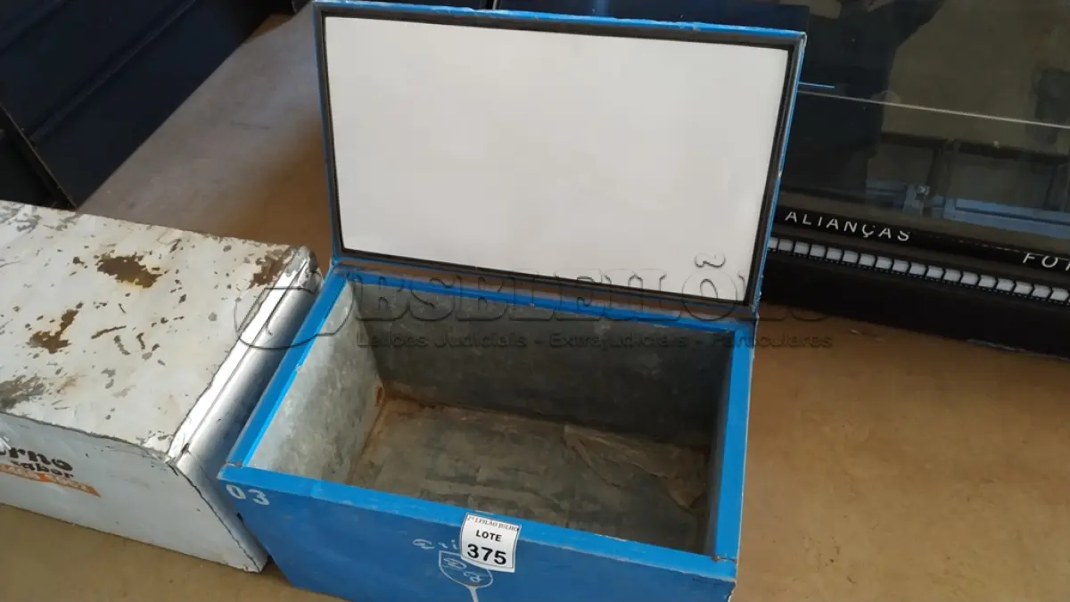 LOTE 375 - 01 BAÚ TÉRMICO NA COR AZUL. (NO ESTADO) ATENÇÃO! FAZER A VISITAÇÃO ANTES DE ARREMATAR, NÃO SABEMOS SE FUNCIONA. LEILÃO NÃO TEM GARANTIA E NEM DEVOLUÇÃO, SUJEITO A POSSÍVEIS AVARIAS VISÍVEIS/OCULTAS E/OU AUSÊNCIA DE COMPONENTES.