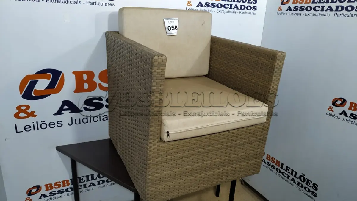 LOTE 056 - 01 POLTRONA DE JARDIM. (NO ESTADO EM QUE SE ENCONTRA. SUJEITO A AVARIAS OCULTAS/VISÍVEIS.) BH1517D