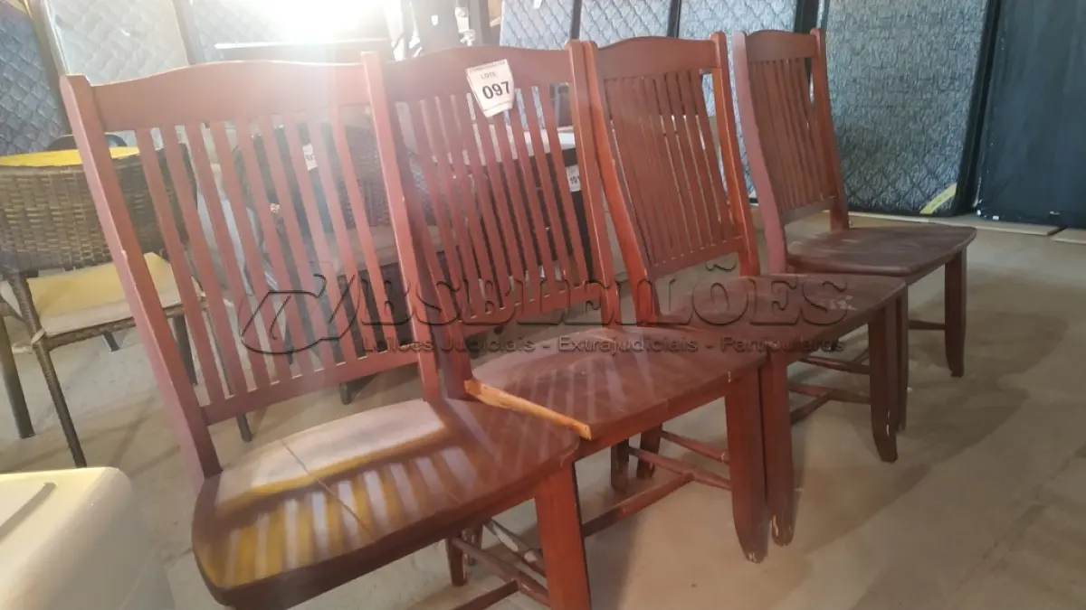 LOTE 097 - 04 CADEIRAS DE COZINHA. (NO ESTADO EM QUE SE ENCONTRA. SUJEITO A AVARIAS OCULTAS/VISÍVEIS.) AU2307K, AU2307G, U2307H, AU2307J