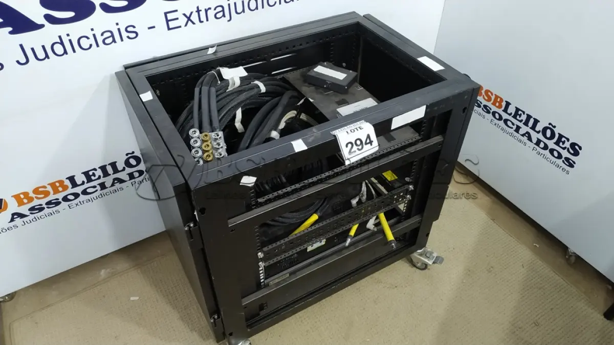 LOTE 294 - 01 RACK DE SERVIDOR DE INTERNET COM TUBULAÇÃO DE RESFRIAMENTO E ACESSÓRIOS.(NO ESTADO) ATENÇÃO! FAZER A VISITAÇÃO ANTES DE ARREMATAR, NÃO SABEMOS SE FUNCIONA. LEILÃO NÃO TEM GARANTIA E NEM DEVOLUÇÃO, SUJEITO A POSSÍVEIS AVARIAS VISÍVEIS/OCULTAS E/OU AUSÊNCIA DE COMPONENTES.