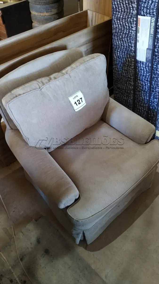 LOTE 127 - 01 POLTRONA. (NO ESTADO EM QUE SE ENCONTRA. SUJEITO A AVARIAS OCULTAS/VISÍVEIS.) AV9583M
