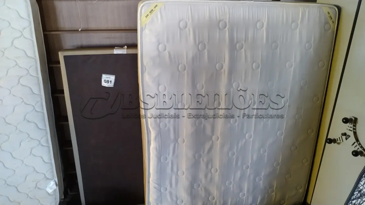 LOTE 081 - 01 COLCHÃO DE CASAL COM BASE. (NO ESTADO EM QUE SE ENCONTRA. SUJEITO A AVARIAS OCULTAS/VISÍVEIS.) BJ6903C