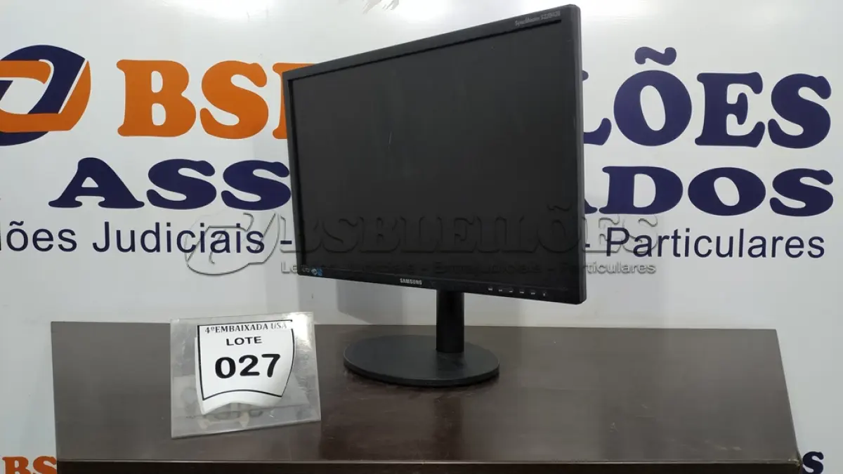 LOTE 027 - 01 MONITOR SAMSUNG.  (NO ESTADO EM QUE SE ENCONTRA. SUJEITO A AVARIAS OCULTAS/VISÍVEIS.)  AV9701D