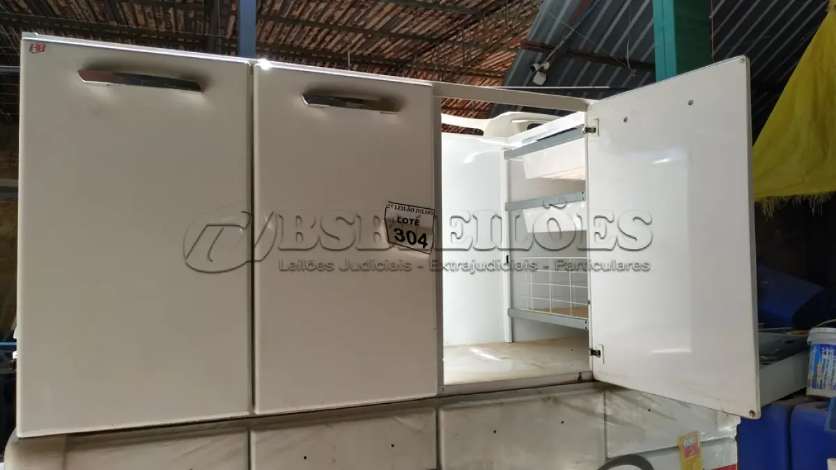 LOTE 304 - 01 ARMÁRIO PEQUENO DE COZINHA COM 03 PORTAS E 03 GAVETAS. (NO ESTADO) ATENÇÃO! FAZER A VISITAÇÃO ANTES DE ARREMATAR, NÃO SABEMOS SE FUNCIONA. LEILÃO NÃO TEM GARANTIA E NEM DEVOLUÇÃO, SUJEITO A POSSÍVEIS AVARIAS VISÍVEIS/OCULTAS E/OU AUSÊNCIA DE COMPONENTES.