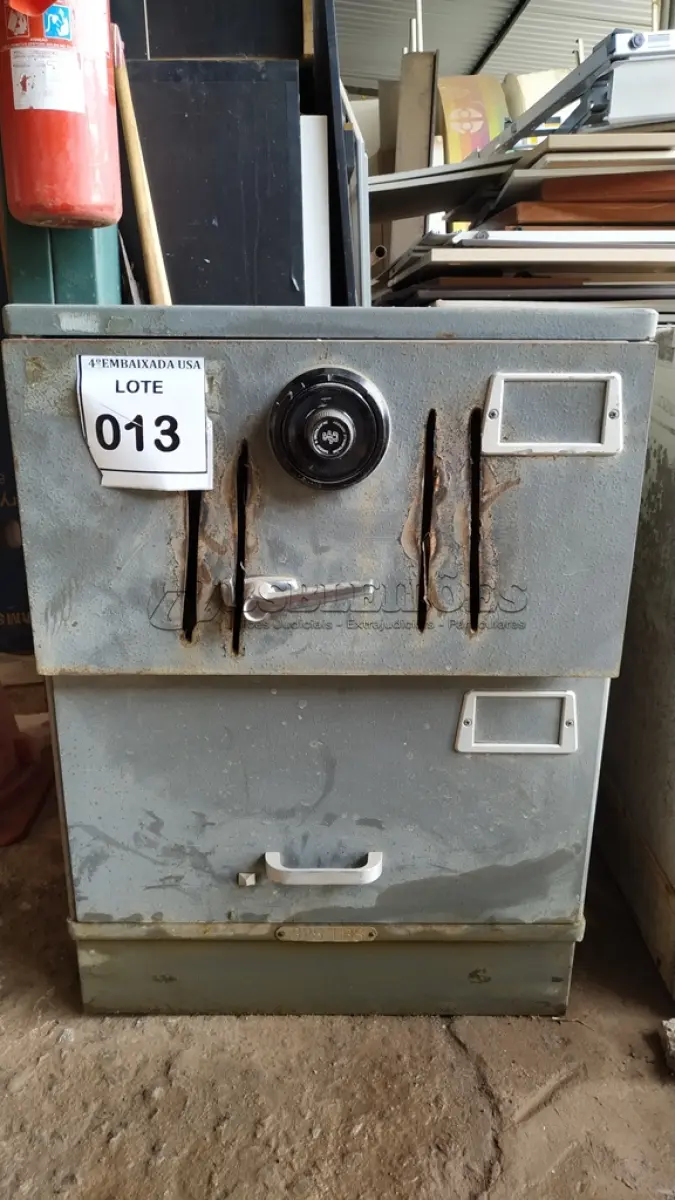 LOTE 013 - 01 COFRE. (NO ESTADO EM QUE SE ENCONTRA. SUJEITO A AVARIAS OCULTAS/VISÍVEIS.) AV9605V