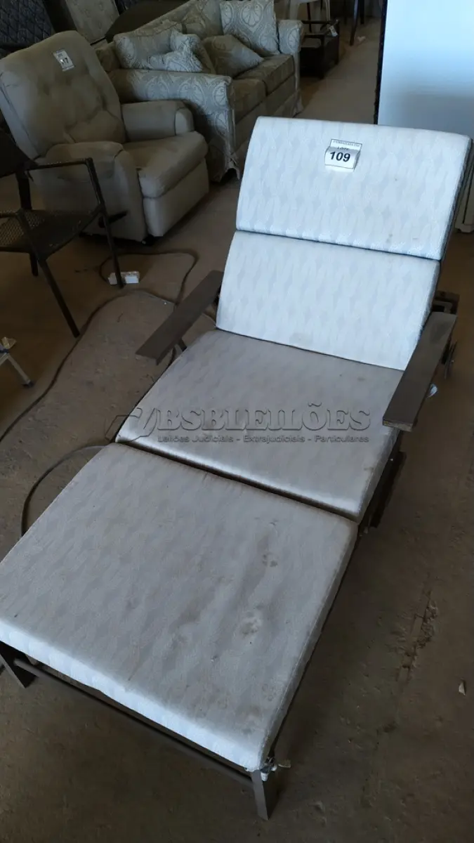 LOTE 109 - 01 ESPREGUIÇADEIRA. (NO ESTADO EM QUE SE ENCONTRA. SUJEITO A AVARIAS OCULTAS/VISÍVEIS.)   AU2348W