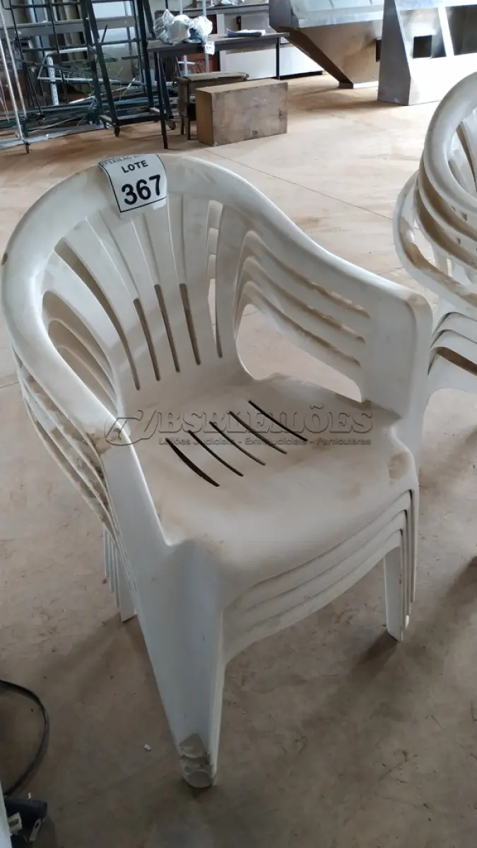 LOTE 367 - 04 CADEIRAS DE PLÁSTICO. (NO ESTADO) ATENÇÃO! FAZER A VISITAÇÃO ANTES DE ARREMATAR, NÃO SABEMOS SE FUNCIONA. LEILÃO NÃO TEM GARANTIA E NEM DEVOLUÇÃO, SUJEITO A POSSÍVEIS AVARIAS VISÍVEIS/OCULTAS E/OU AUSÊNCIA DE COMPONENTES.
