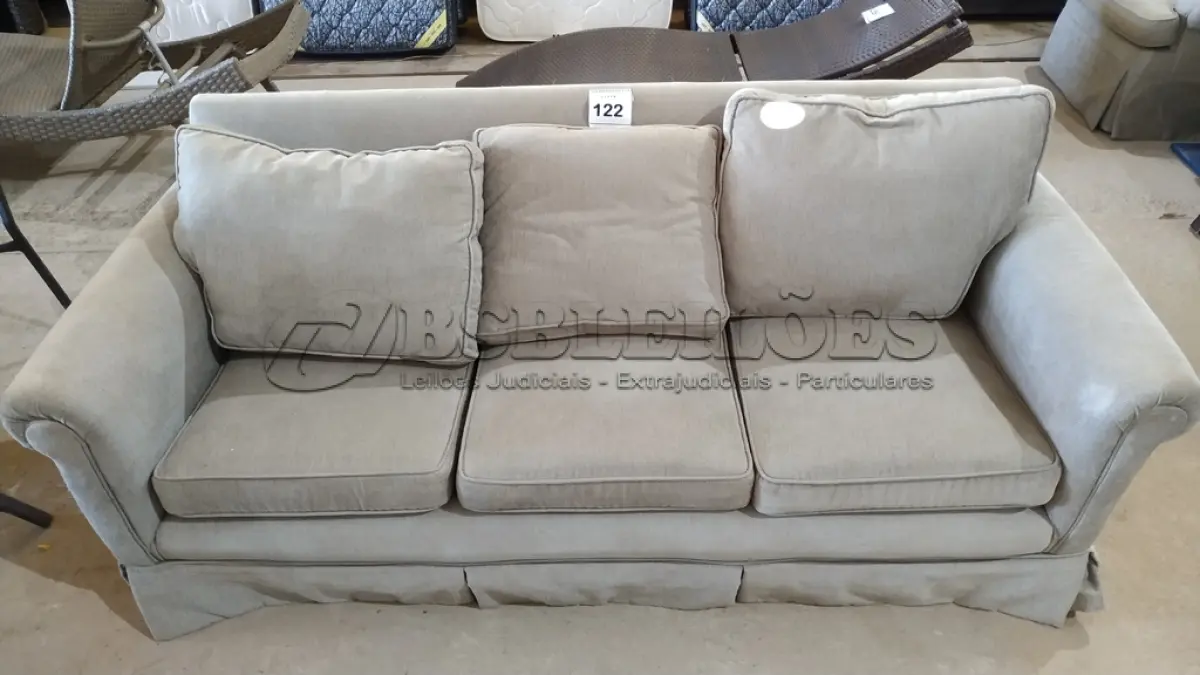 LOTE 122 - 01 SOFÁ 03 LUGARES. (NO ESTADO EM QUE SE ENCONTRA. SUJEITO A AVARIAS OCULTAS/VISÍVEIS.) AV9573J