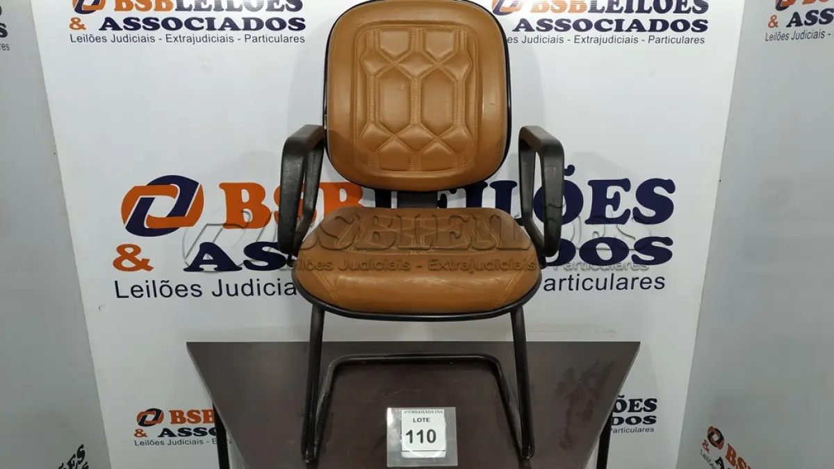 LOTE 110 - 01 CADEIRA DE ESCRITÓRIO. (NO ESTADO EM QUE SE ENCONTRA. SUJEITO A AVARIAS OCULTAS/VISÍVEIS.) BF8629K