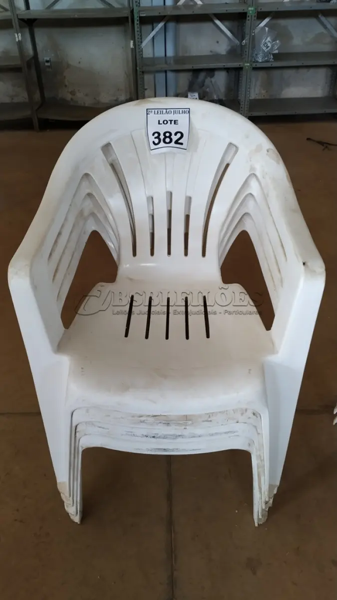 LOTE 382 - 04 CADEIRAS DE PLÁSTICO. (NO ESTADO) ATENÇÃO! FAZER A VISITAÇÃO ANTES DE ARREMATAR, NÃO SABEMOS SE FUNCIONA. LEILÃO NÃO TEM GARANTIA E NEM DEVOLUÇÃO, SUJEITO A POSSÍVEIS AVARIAS VISÍVEIS/OCULTAS E/OU AUSÊNCIA DE COMPONENTES.