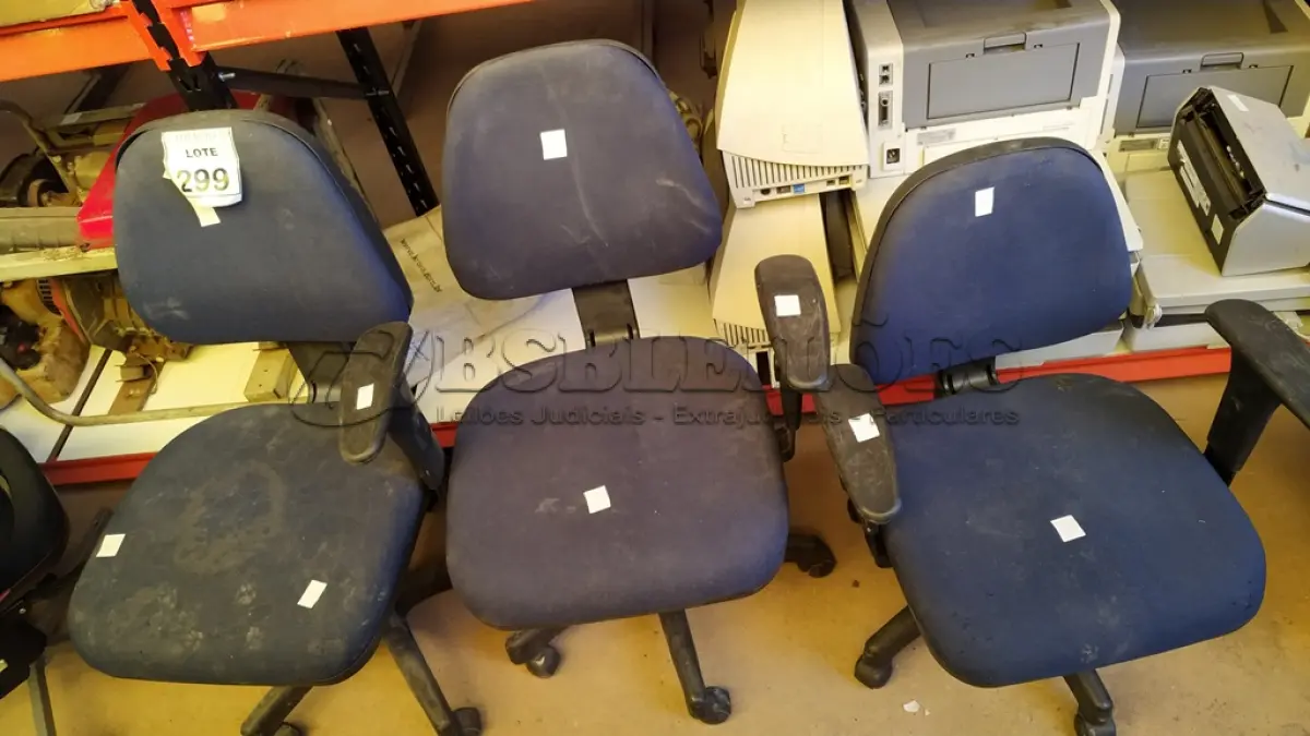 LOTE 299 - 03 CADEIRAS GIRATÓRIAS COM RODINHAS. (NO ESTADO) ATENÇÃO! FAZER A VISITAÇÃO ANTES DE ARREMATAR, NÃO SABEMOS SE FUNCIONA. LEILÃO NÃO TEM GARANTIA E NEM DEVOLUÇÃO, SUJEITO A POSSÍVEIS AVARIAS VISÍVEIS/OCULTAS E/OU AUSÊNCIA DE COMPONENTES.