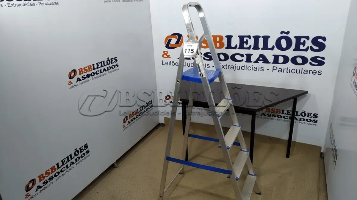 LOTE 115 - 01 ESCADA. (NO ESTADO EM QUE SE ENCONTRA. SUJEITO A AVARIAS OCULTAS/VISÍVEIS.)