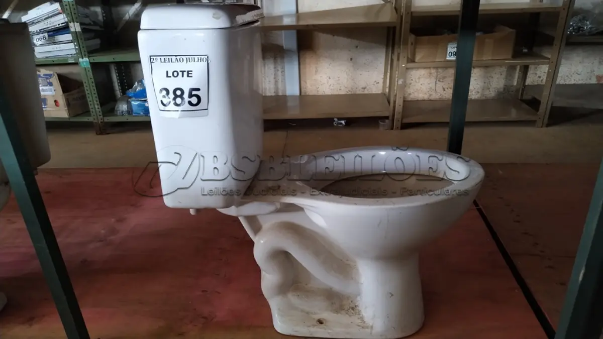 LOTE 385 - 01 VASO SANITÁRIO COM CAIXA ACOPLADA. (NO ESTADO) ATENÇÃO! FAZER A VISITAÇÃO ANTES DE ARREMATAR, NÃO SABEMOS SE FUNCIONA. LEILÃO NÃO TEM GARANTIA E NEM DEVOLUÇÃO, SUJEITO A POSSÍVEIS AVARIAS VISÍVEIS/OCULTAS E/OU AUSÊNCIA DE COMPONENTES.