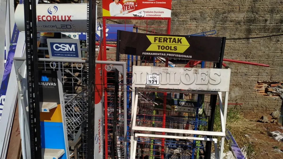 LOTE 321 - 01 LOTE COM VÁRIOS EXPOSITORES DE METAL. (NO ESTADO) ATENÇÃO! FAZER A VISITAÇÃO ANTES DE ARREMATAR, NÃO SABEMOS SE FUNCIONA. LEILÃO NÃO TEM GARANTIA E NEM DEVOLUÇÃO, SUJEITO A POSSÍVEIS AVARIAS VISÍVEIS/OCULTAS E/OU AUSÊNCIA DE COMPONENTES.