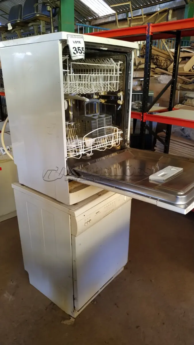 LOTE 355 - 02 LAVAS LOUÇAS SENDO 01 PHILCO E 01 BOSCH. (NO ESTADO) ATENÇÃO! FAZER A VISITAÇÃO ANTES DE ARREMATAR, NÃO SABEMOS SE FUNCIONA, LEILÃO NÃO TEM GARANTIA E NEM DEVOLUÇÃO, SUJEITO A POSSÍVEIS AVARIAS VISÍVEIS/OCULTAS E/OU AUSÊNCIA DE COMPONENTES.