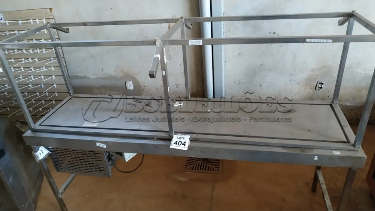 LOTE 404 - 01 BALCÃO REFRIGERADO COM PISTA FRIA. (NO ESTADO) ATENÇÃO! FAZER A VISITAÇÃO ANTES DE ARREMATAR, NÃO SABEMOS SE FUNCIONA. LEILÃO NÃO TEM GARANTIA E NEM DEVOLUÇÃO, SUJEITO A POSSÍVEIS AVARIAS VISÍVEIS/OCULTAS E/OU AUSÊNCIA DE COMPONENTES.