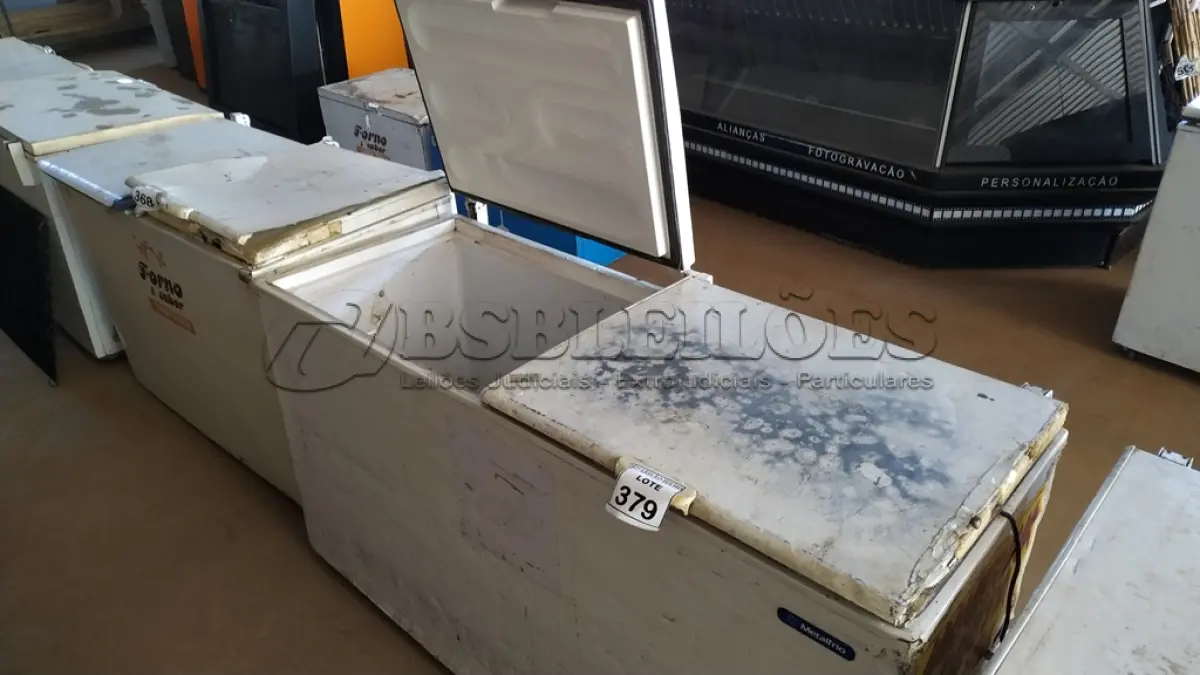 LOTE 379 - 01 FREEZER HORIZONTAL 02 TAMPAS. (NO ESTADO) ATENÇÃO! FAZER A VISITAÇÃO ANTES DE ARREMATAR, NÃO SABEMOS SE FUNCIONA. LEILÃO NÃO TEM GARANTIA E NEM DEVOLUÇÃO, SUJEITO A POSSÍVEIS AVARIAS VISÍVEIS/OCULTAS E/OU AUSÊNCIA DE COMPONENTES.